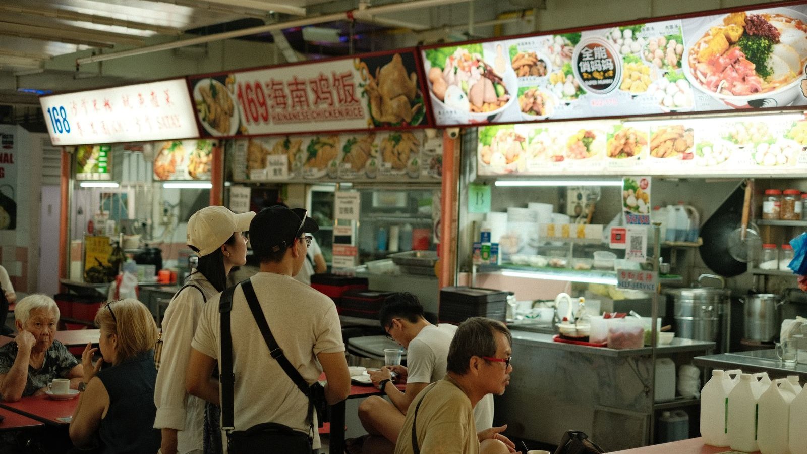 新加坡熟食中心内，食客排队点餐的日常