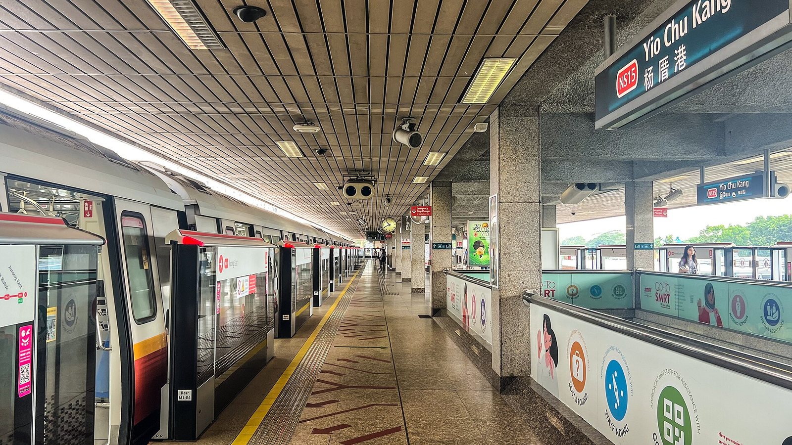 新加坡地铁站台，列车开门候车